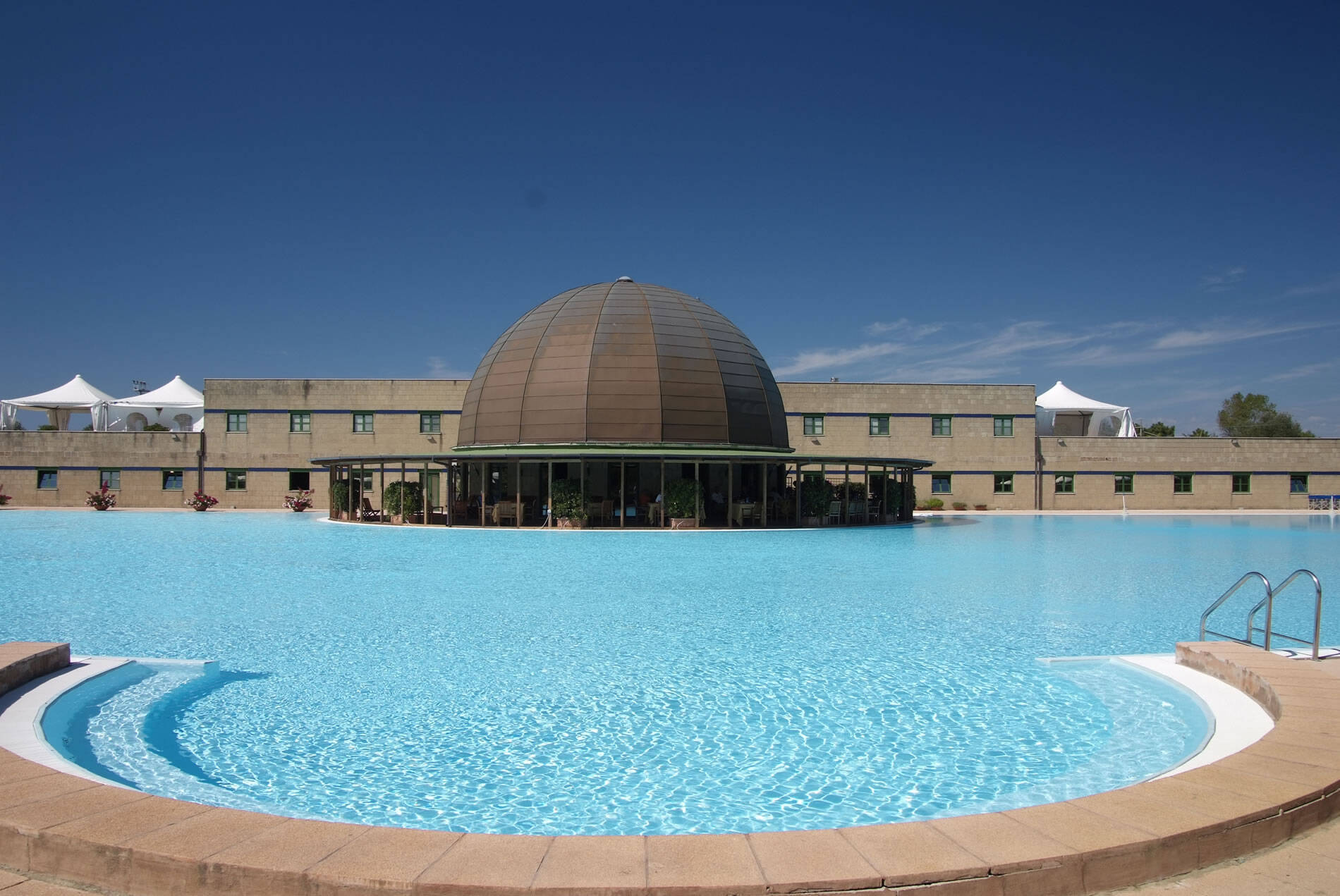 Piscina e Club House Cosmopolitan Golf